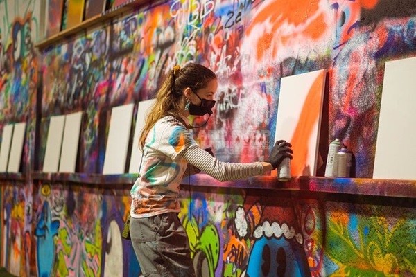 Verf op waterbasis gezonder spuiten zonder concessies te doen stofmasker tijdens het spuiten Urban Art Shop Almere